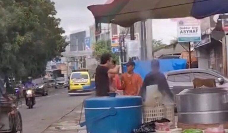 Viral! Pengendara Mobil dan Juru Parkir di Karawang Terlibat Baku Hantam Gara-Gara Uang Receh