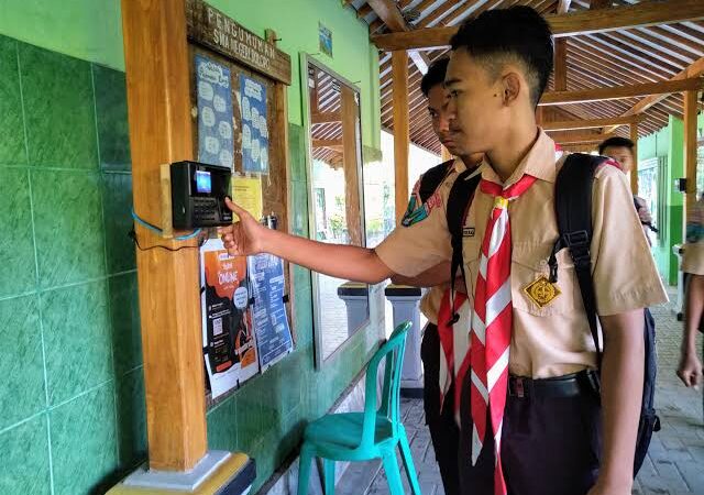 SMPN 6 Karawang Barat Gunakan E-Monitoring, Orang Tua Bisa Pantau Absensi Siswa via WhatsApp