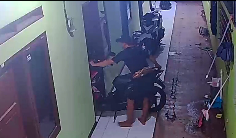 Nekat! Beraksi Seorang Diri, Maling Ini Sukses Gondol Motor Usai Jebol Kamar Kost