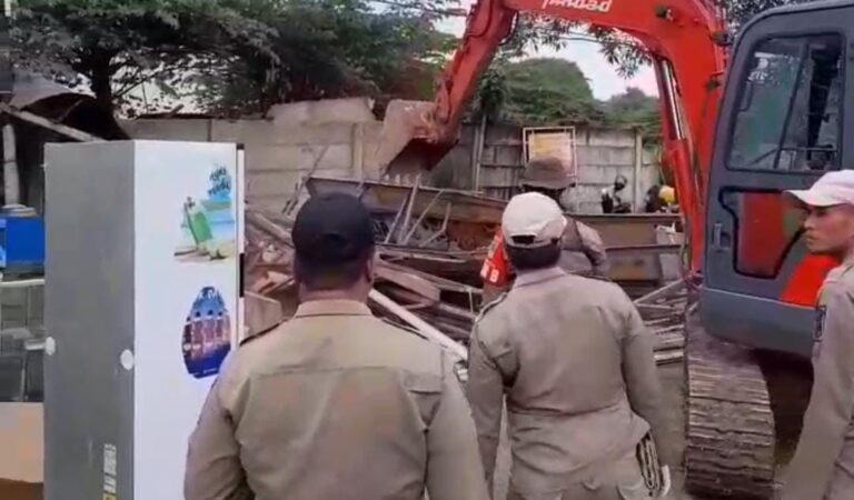 Satpol PP Karawang Tertibkan Puluhan Bangunan Liar di Gerbang Tol Karawang Timur