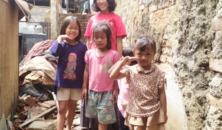 Senyum di Tengah Puing: Kisah Haru Cucu-Cucu Abah Ikin yang Kehilangan Rumah