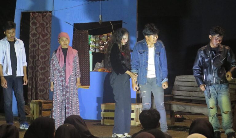 Tampil Memukau, Pentas Perdana Teater Pijar Sentil Isu Pergaulan Bebas di Dunia Kampus