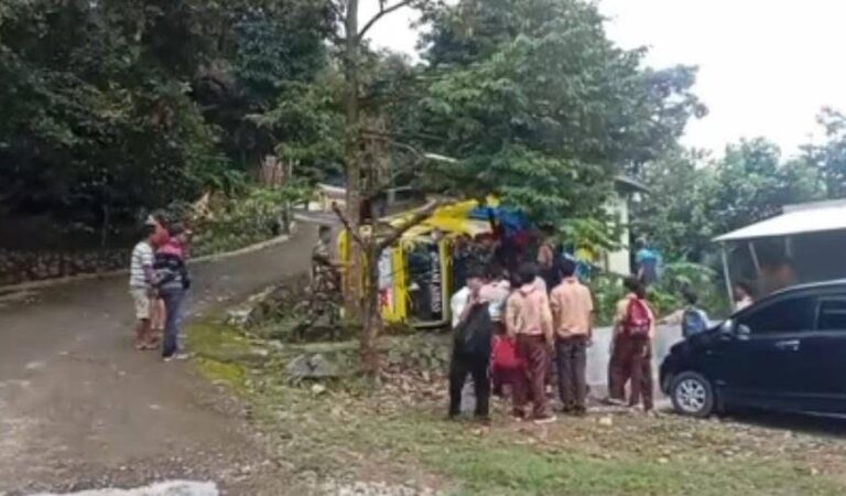 Truk Pengangkut Rombongan Siswa SMK Mandalla Entrepreneur Tergelincir di Loji Karawang