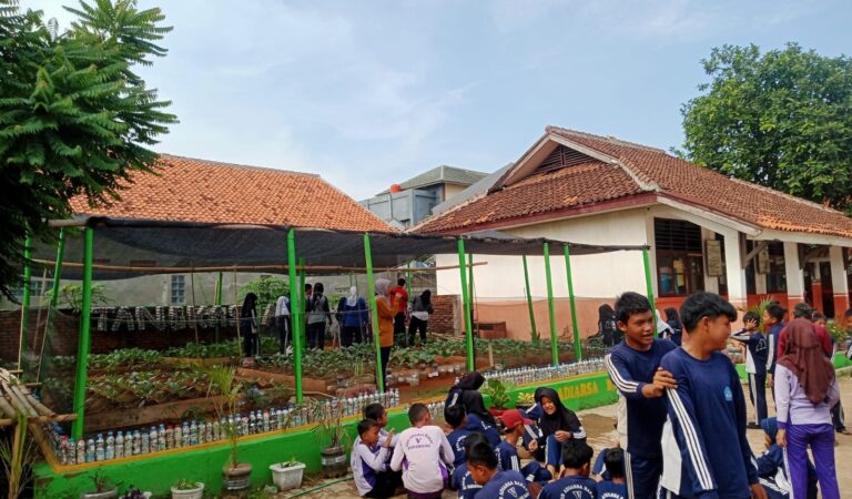 SDN Adiarsa Barat V Manfaatkan Kebun Sayuran untuk Program Makan Bergizi Gratis