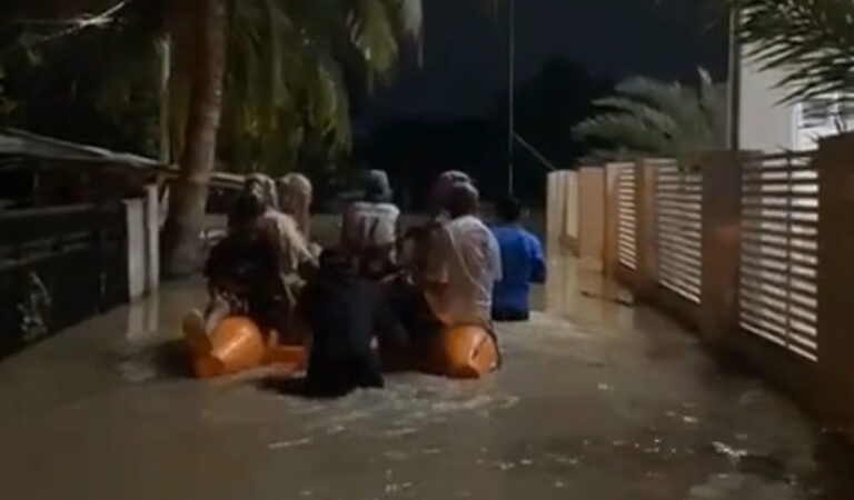 Tarawih di Tengah Genangan Banjir, Warga Karangligar Gunakan Perahu Karet Menuju Masjid