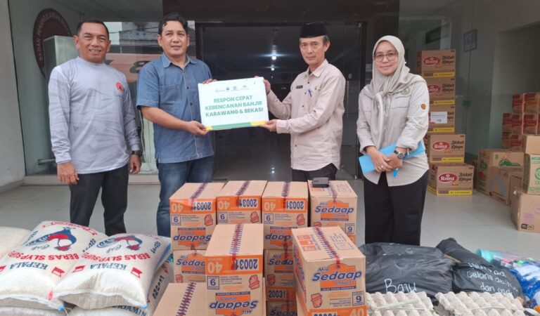 Rayakan 50 Tahun, Pupuk Kujang Berbagi Sembako di 50 Lokasi Karawang