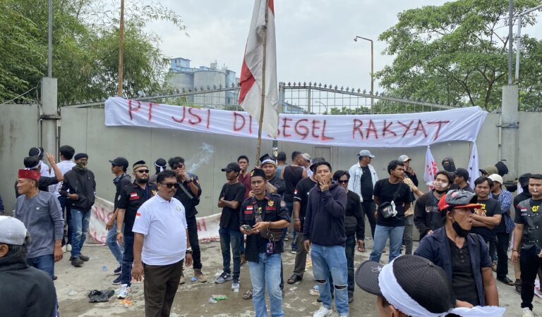 Ribuan Warga Karawang Selatan Demo PT JSI, Pos Penjagaan Dibakar, Aksi Berlanjut ke Lokasi Tambang