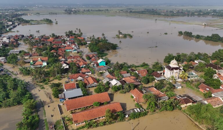 Karangligar Banjir Lagi, Rumah Panggung Dedi Mulyadi Masih Mengambang Karangligar Banjir Lagi, Rumah Panggung Dedi Mulyadi Masih Mengambang