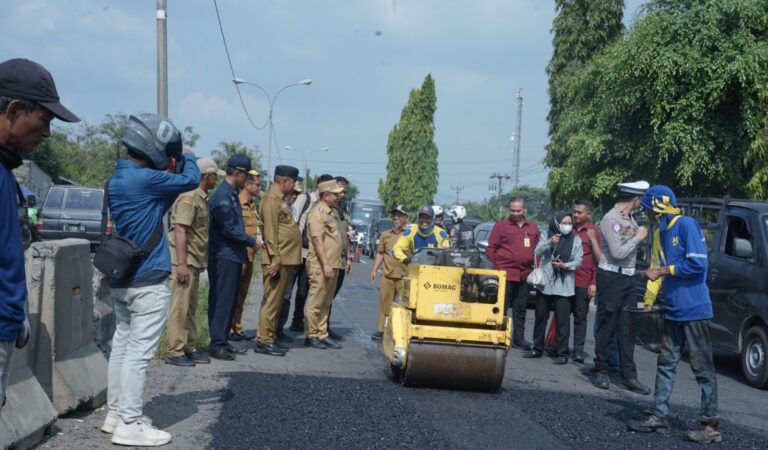 PPK 1.1 Dinilai Lamban, Bupati Karawang ‘Ngamuk’ dan Ambil Alih Proyek Perbaikan Jalan Klari – Jatisari!