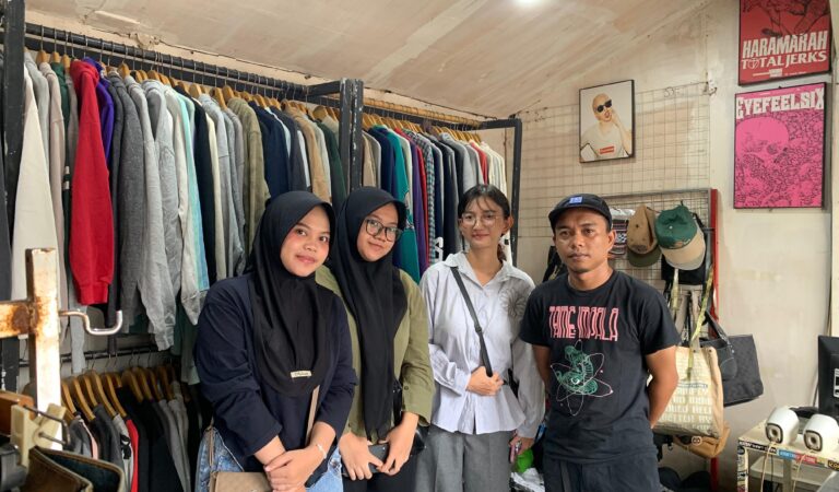 Thrifting Jadi Ladang Kreatif, Gen Z Ubah Gaya Hidup Jadi Peluang Usaha