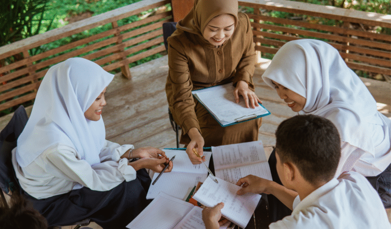 Hanya 11 Persen Anak Muda Tertarik Jadi Guru, Pelajar Karawang: ‘Tugas Banyak, Gaji Minim“