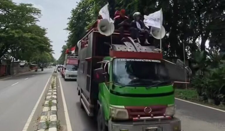 Aksi Nasional, Ratusan Buruh dari Karawang Bergerak ke Jakarta