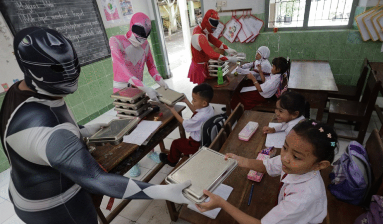 BGN Usul Sopir MBG Pakai Kostum Power Rangers agar Anak Antusias Makan Sayur