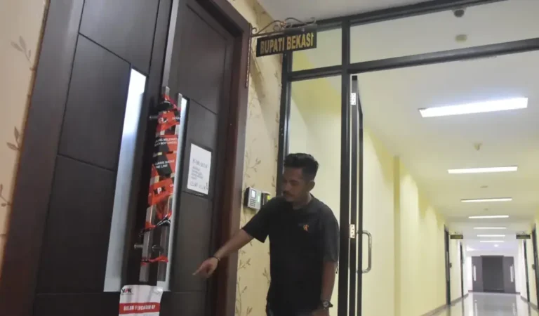 BREAKING NEWS! Ruang Kerja Bupati Bekasi dan Kantor Disbudpora Disegel KPK