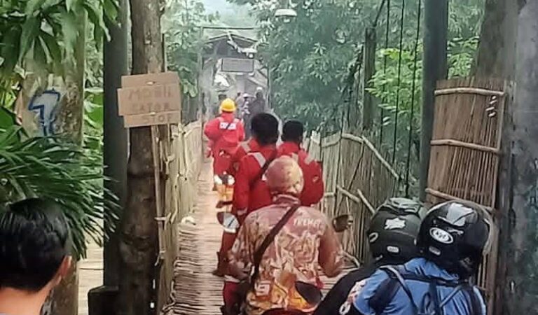 Akses Vital Warga Karawang–Subang Ini Bikin Deg-degan, Jembatan Gantung Terendam Banjir