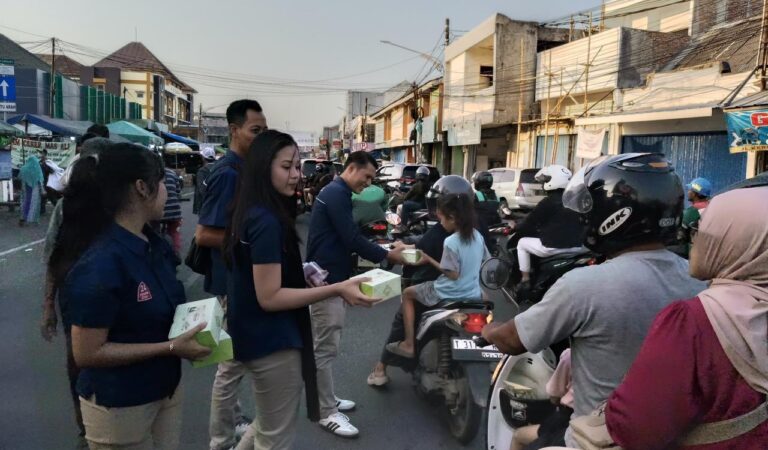 Tebar Kebaikan di Bulan Suci, Asialink Premier Hotel Karawang Bagikan Ratusan Takjil