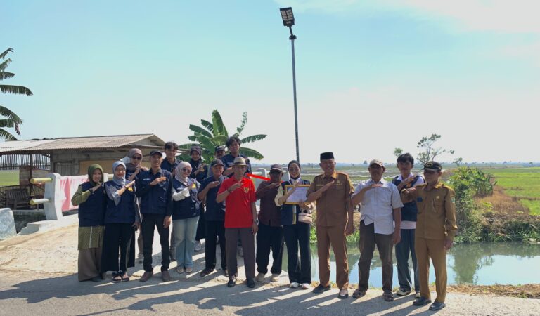 Mahasiswa KKN Unsika Terangi Empat Dusun dengan Lampu Tenaga Surya