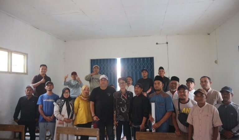 Dukung Produktivitas Pertanian, Mahasiswa KKN UNSIKA Perkenalkan Alat Penebar Pupuk NPK Sederhana kepada Petani di Desa Sumurugul