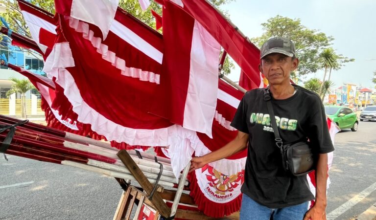 12 Tahun Berjualan Bendera, Iman Andalkan Momen Agustusan untuk Menafkahi Keluarga di Kampung