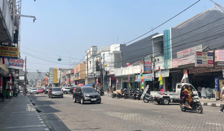Karawang Mulai Dress Up Jelang 17 Agustus, Jalan Tuparev Penuh Merah Putih