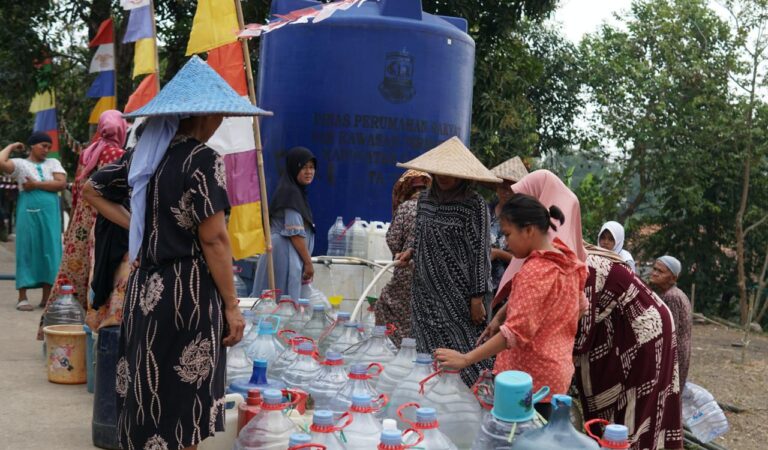 Karawang Dilanda Kekeringan, Pupuk Kujang Salurkan 32 Ribu Liter Air Bersih