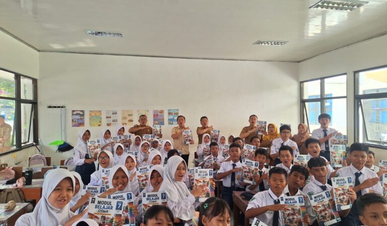 “Haturnuhun Pak Bupati!”: Lega, Orang Tua di Karawang Tak Perlu Lagi Cari Buku Online Usai Terima Modul Gratis